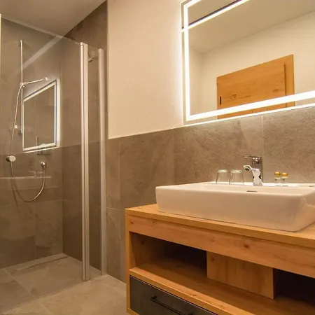 Garni Elfrieda 3*